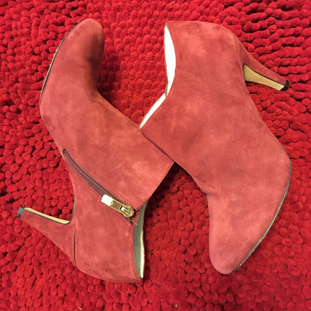 Vince Comuto suede burgundy ankle booties